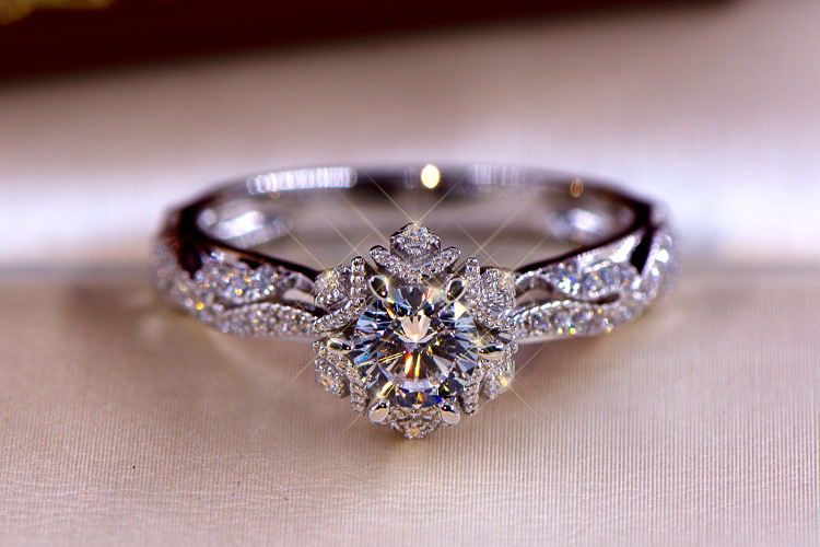 Hollow Flower Star S925 Sterli - Moissanite Engagement Ring 1 Carat 评论和价格