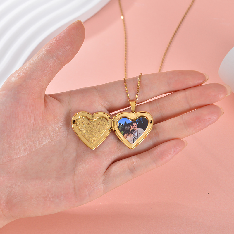 Personalized Locket Necklace C - Heart Locket Necklace Photo 评论和价格