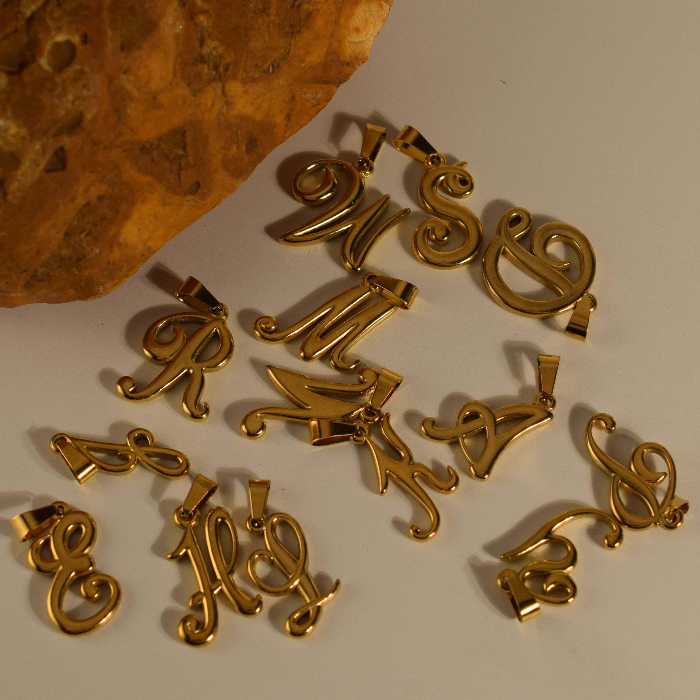 18k Gold Stainless Steel Vinta - Initial Letter Necklace 18K Gold 评论和价格