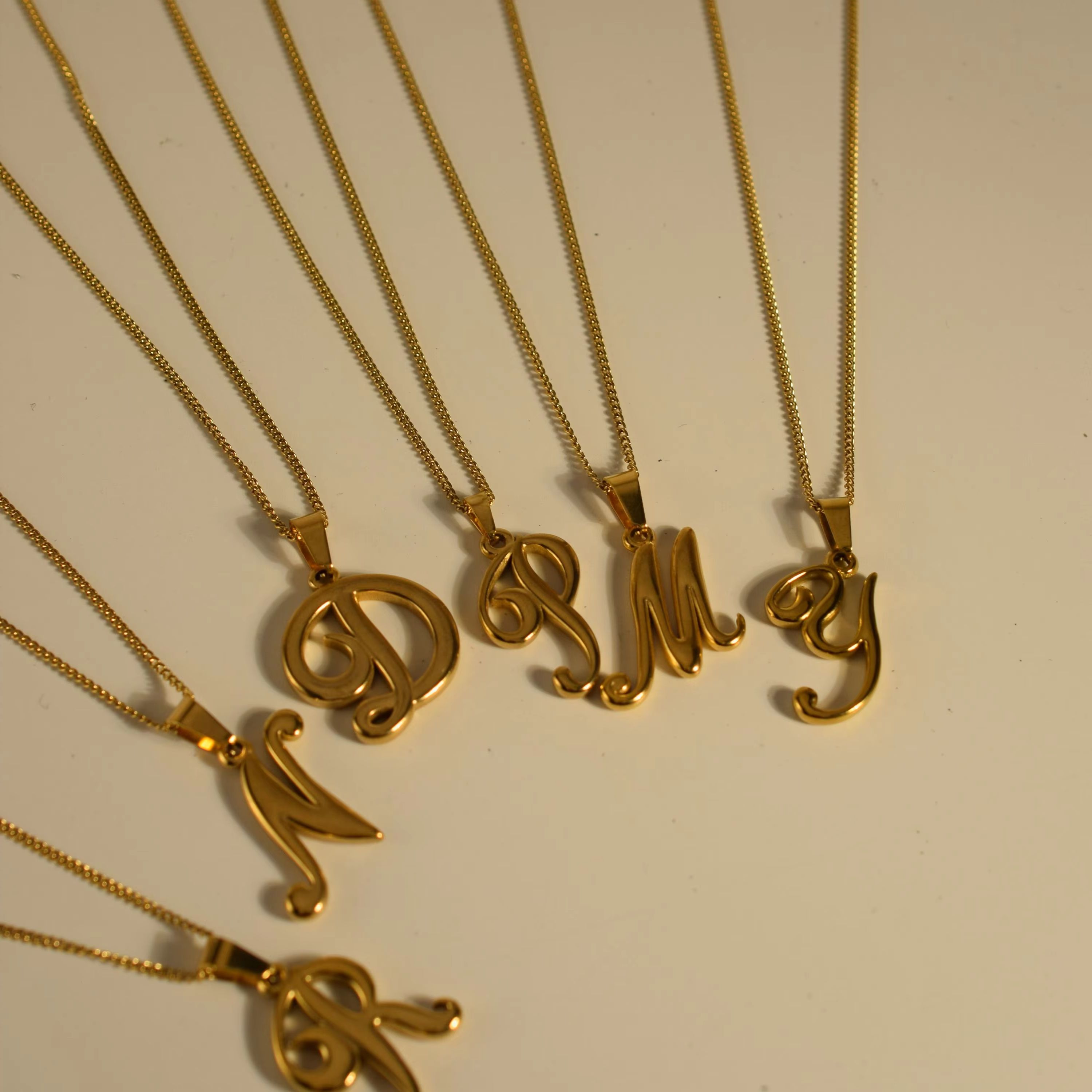18k Gold Stainless Steel Vinta - Initial Letter Necklace 18K Gold 评论和价格