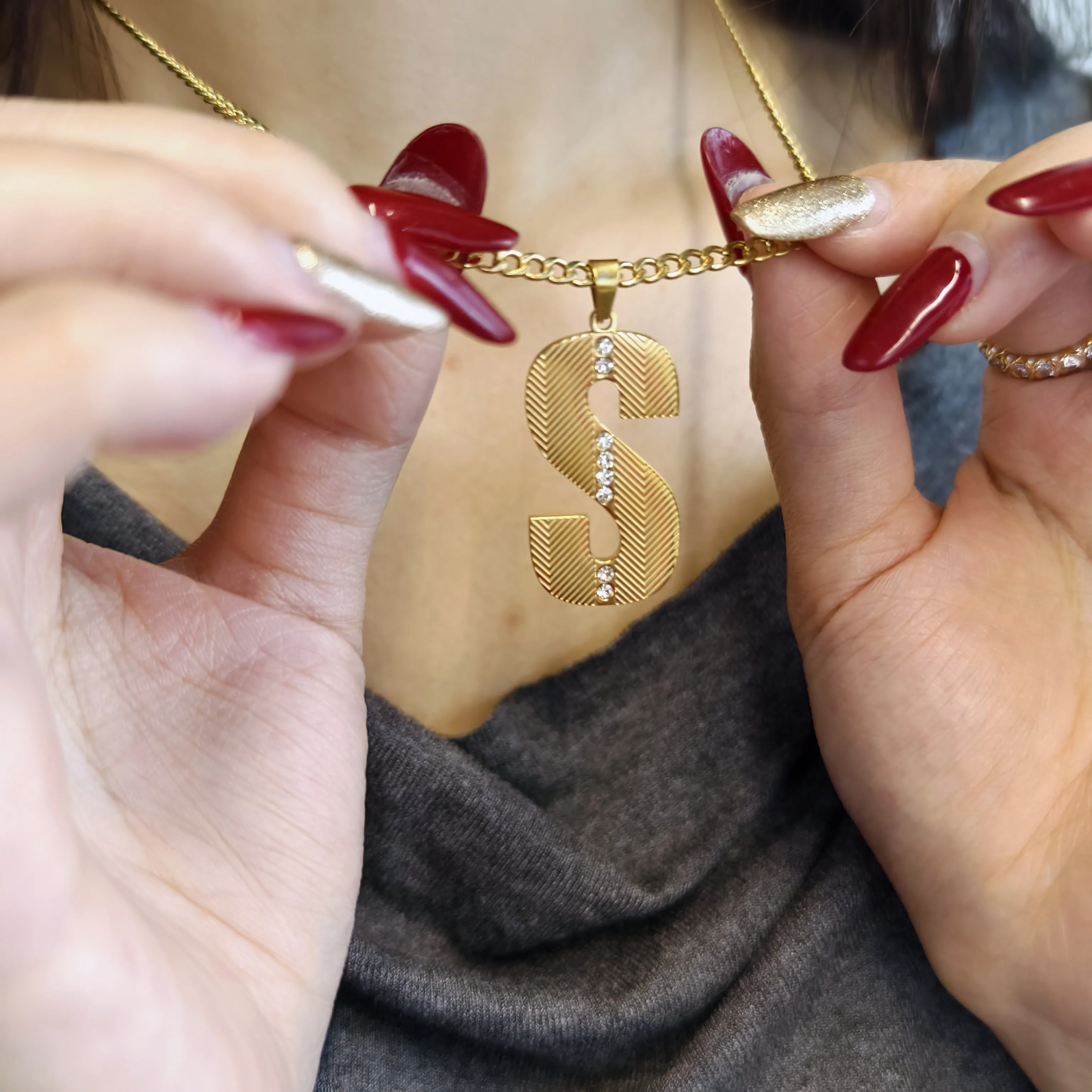 18K GOLD VERMEIL TEXTURE INITI - Initial Letter Necklace 18K Gold 评论和价格